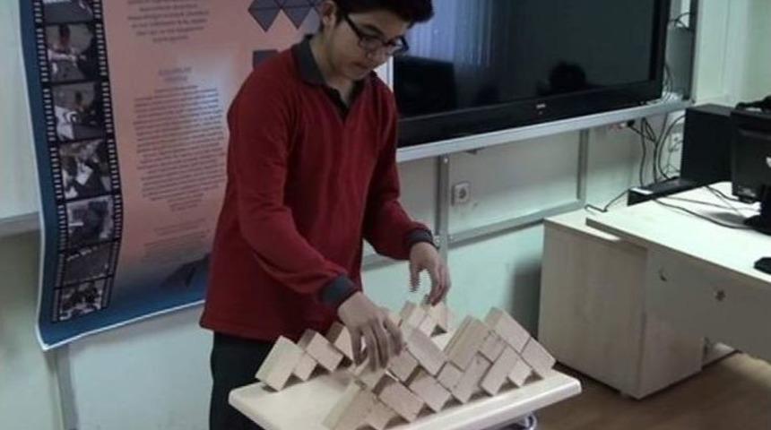 Ortaokul &Ouml;ğrencisinden &rsquo;&uuml;&ccedil;genlerle Depremin Etkisini Azaltma Projesi&rsquo;