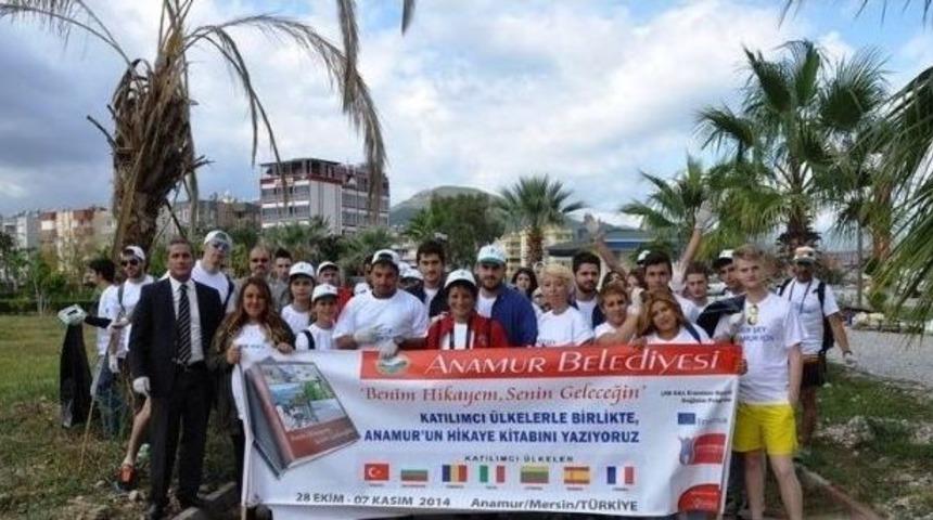 Avrupalı Gen&ccedil;ler Sahilde Temizlik Yaptı