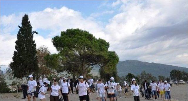 Avrupalı Gen&ccedil;ler Sahilde Temizlik Yaptı 1