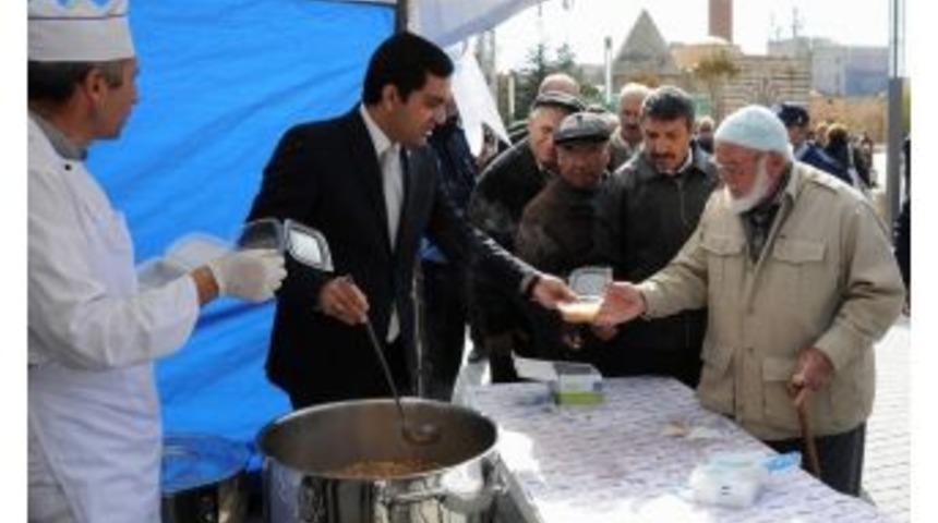 Belediye Başkanı Yaşar Bah&ccedil;eci Aşure Dağıttı