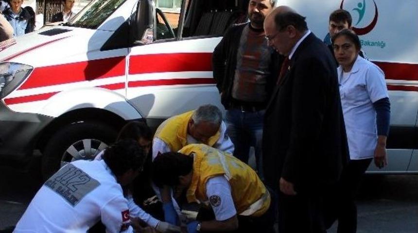 Vali &Ccedil;i&ccedil;ek Kaza Yapan &Ouml;ğrencinin Başında Bekledi