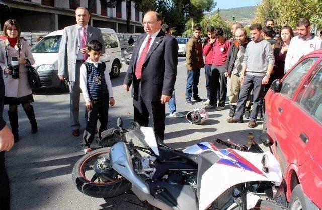 Vali &Ccedil;i&ccedil;ek Kaza Yapan &Ouml;ğrencinin Başında Bekledi 1