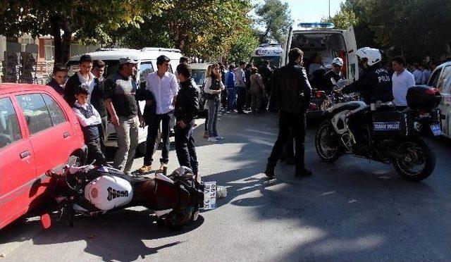 Vali &Ccedil;i&ccedil;ek Kaza Yapan &Ouml;ğrencinin Başında Bekledi 2