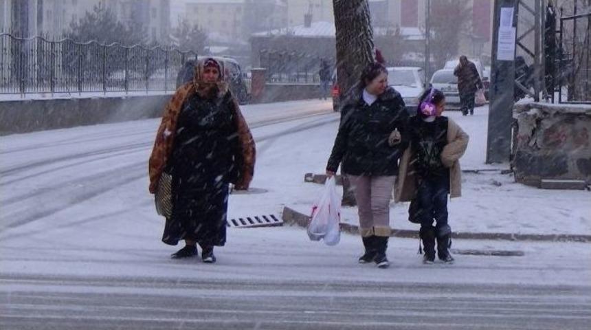 Kars&rsquo;ta Kar Yağışı Etkili Oluyor