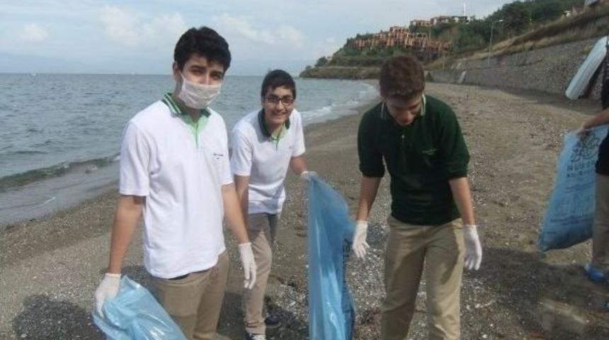 &Ouml;ğrenciler Sahili Temizledi