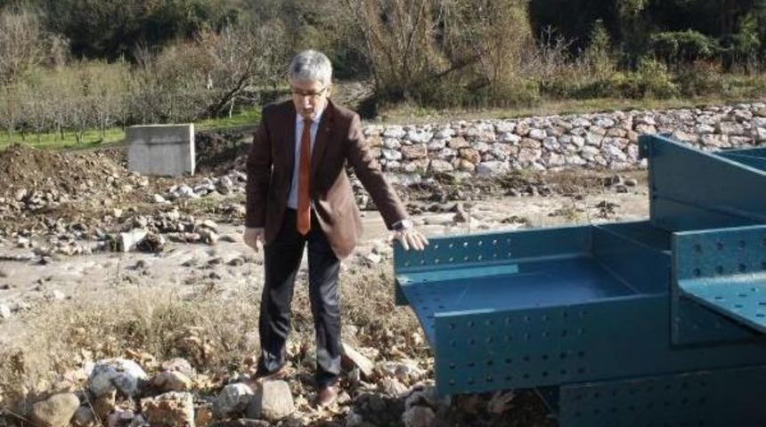 Par&ccedil;alara Ayrılıp &Ccedil;alınan 22 Tonluk Demir K&ouml;pr&uuml;n&uuml;n Yerine Yenisi Yapılıyor