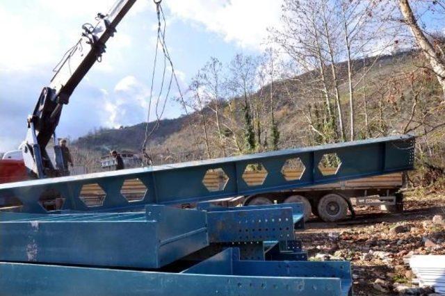 Par&ccedil;alara Ayrılıp &Ccedil;alınan 22 Tonluk Demir K&ouml;pr&uuml;n&uuml;n Yerine Yenisi Yapılıyor 1