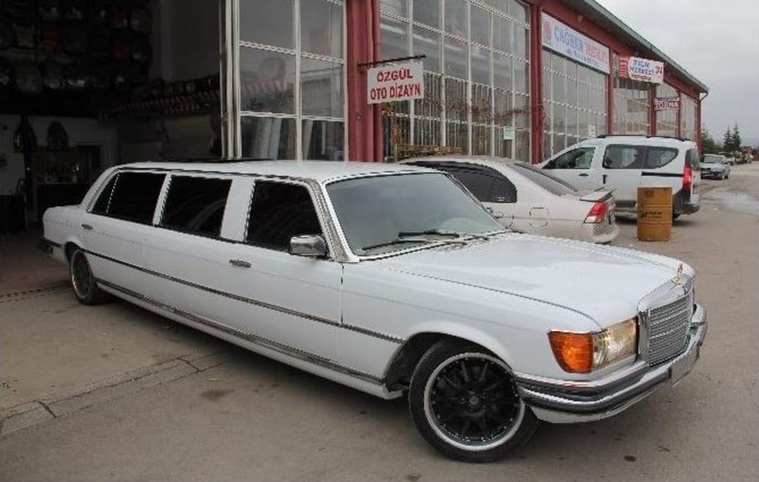Mercedes G&ouml;r&uuml;n&uuml;ml&uuml; Limuzin