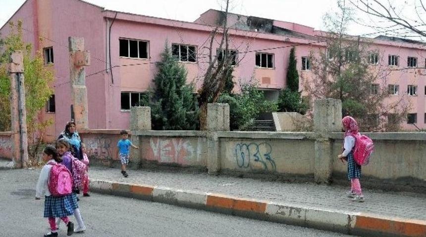 Veliler, Karar &Ccedil;ıkmasına Rağmen Yıkılmayan Okul İ&ccedil;in Tepkili