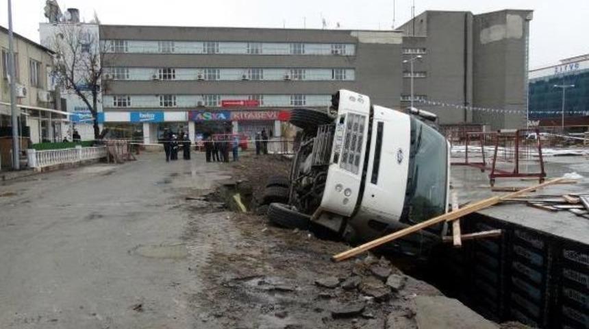 Devrilen Kamyon Doğalgaz Borusunu Patlattı