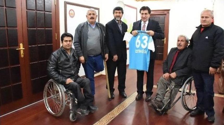 Vali K&uuml;&ccedil;&uuml;k&rsquo;e Forma Hediye Ettiler