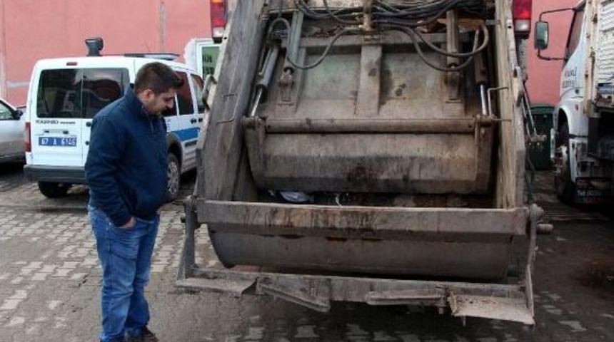 &Ccedil;&ouml;p Kamyonunun &Ccedil;arptığı Temizlik İş&ccedil;isi &Ouml;ld&uuml;