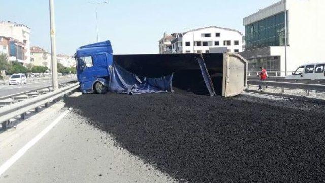 Asfalt Yüklü Kamyon Devrildi: 1 Yaralı