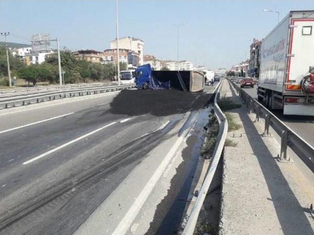 Asfalt Y&uuml;kl&uuml; Kamyon Devrildi: 1 Yaralı 1