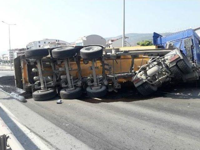 Asfalt Y&uuml;kl&uuml; Kamyon Devrildi: 1 Yaralı 2