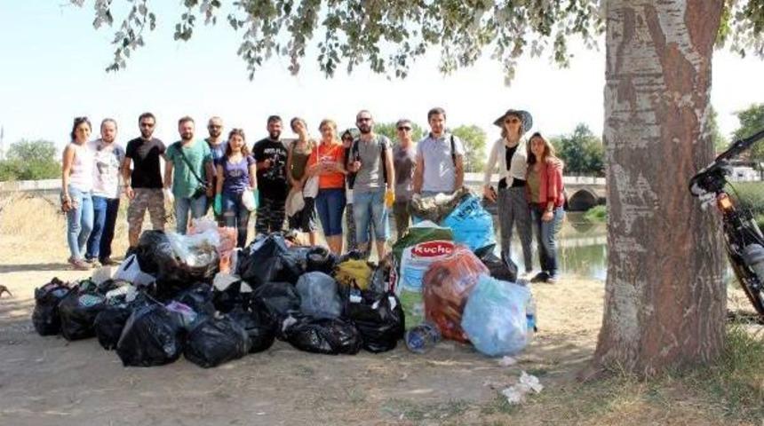 Tunca Nehri'nde &Ccedil;&ouml;p Topladılar