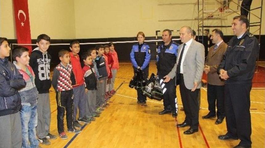 Amasya Polisinden 80 &Ccedil;ocuğa Spor Eğitimi