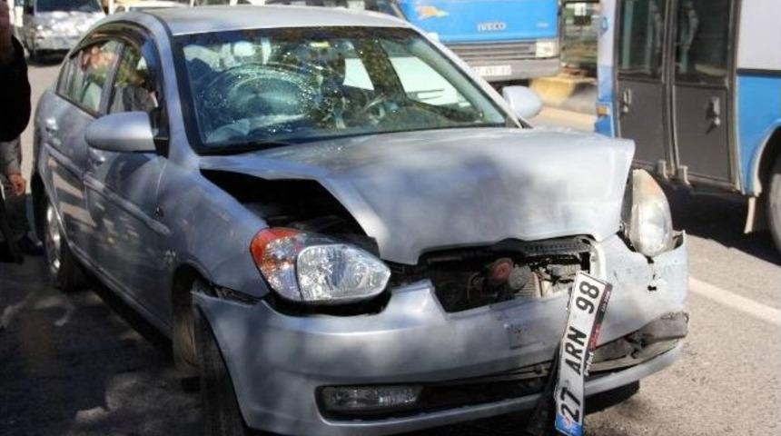 Direksiyon Başında Epilepsi N&ouml;beti Ge&ccedil;irdi, 3 Otomobil Birbirine Girdi