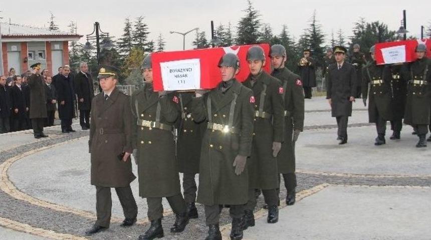 Şehit Sekiz Askerin Naaşı Şehitliğe Nakledildi