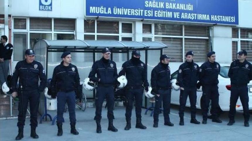 &Uuml;niversitelilerin Kaldığı Apartta Silahlı Bı&ccedil;aklı Kavga: 2 Yaralı
