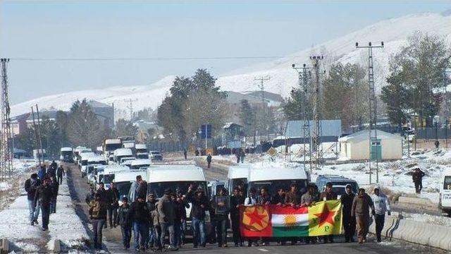 Işid’le Çıkan Çatışmada Ölen Ypg’li Van’da Toprağa Verildi