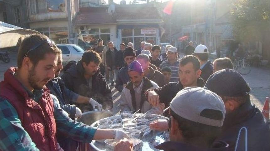 Lapseki Belediyesinden Aşure İkramı