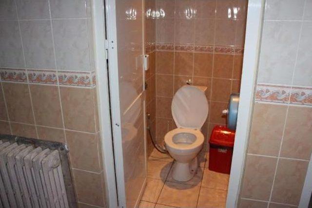 Hastanenin Tuvaletinde Doğum Yaptı, Bebeği Bırakıp Ka&ccedil;tı 1