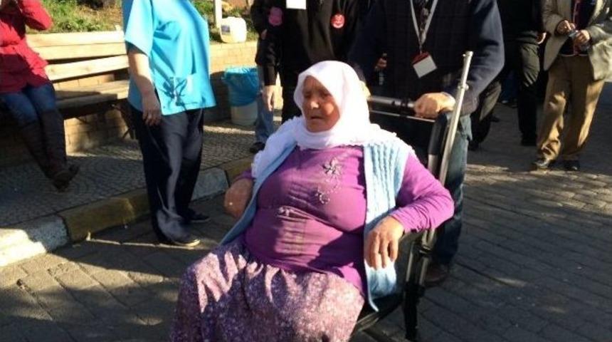 Ambulans, Hastane &Ouml;n&uuml;nde Yaşlı Kadına &Ccedil;arptı