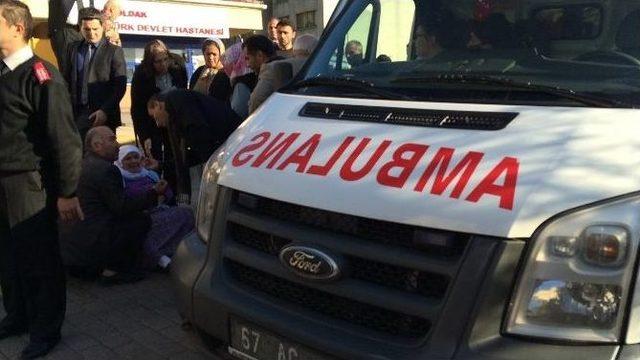 Ambulans, Hastane &Ouml;n&uuml;nde Yaşlı Kadına &Ccedil;arptı 1