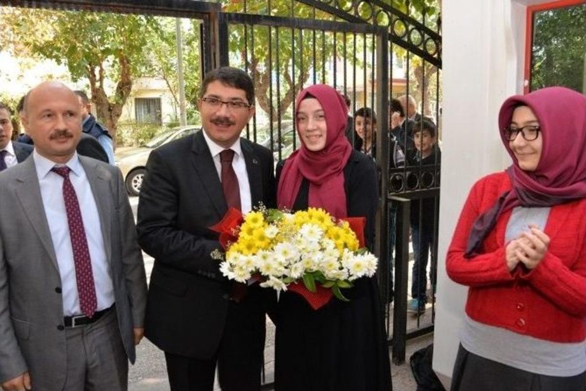 Şehzadeler&rsquo;den &Ouml;ğrencilere Aşure İkramı