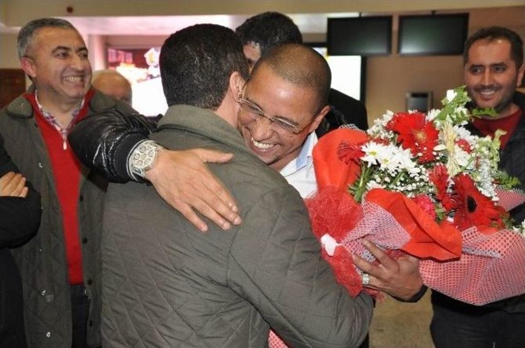 Roberto Carlos Sivas&rsquo;tan &Ccedil;i&ccedil;eklerle Uğurlandı