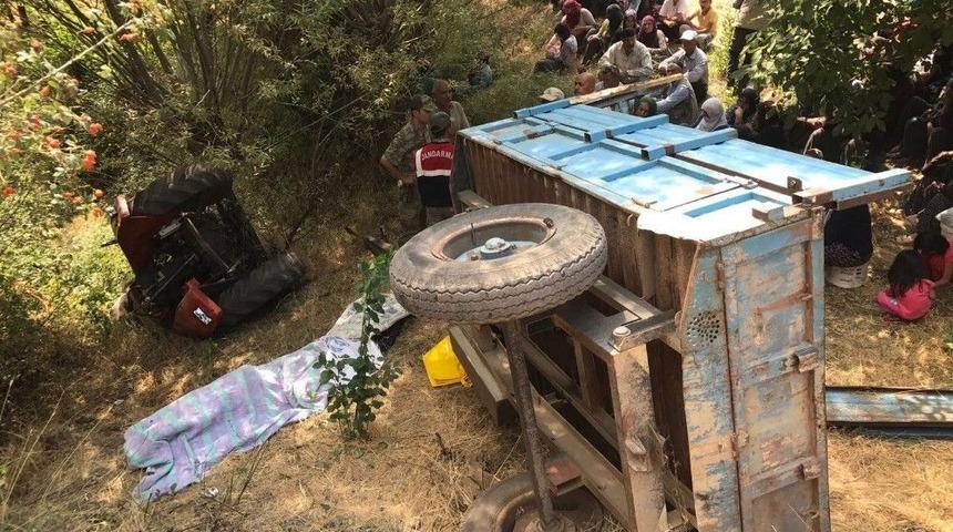 Trakt&ouml;r Şarampole Yuvarlandı: 2 &Ouml;l&uuml;, 4 Yaralı