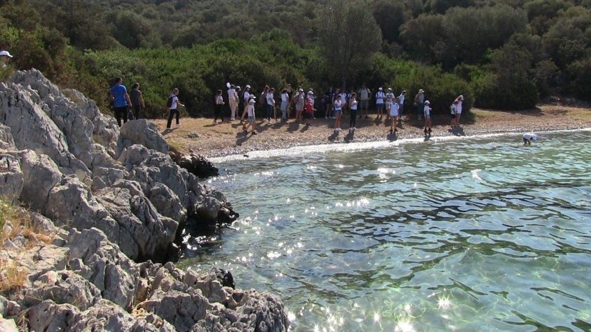 &Ouml;ğrenciler Kıyıları Baştan Sona Temizledi