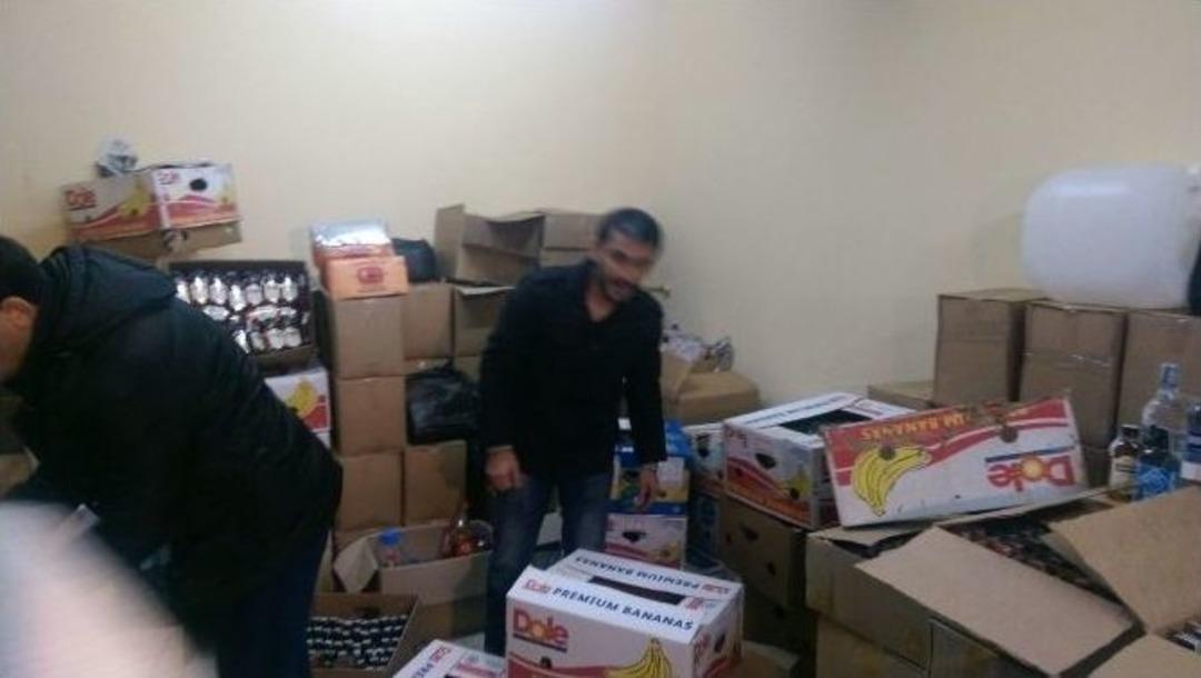 Bir Depo Sahte İ&ccedil;kiyi Kendisi Ve Arkadaşları İ&ccedil;in &Uuml;retmiş