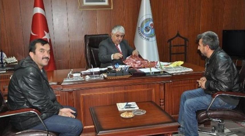 Sorgun Belediyespor Taraftar Grubundan Belediye Başkanı Ahmet Şimşek&rsquo;e Teşekk&uuml;r Plaketi