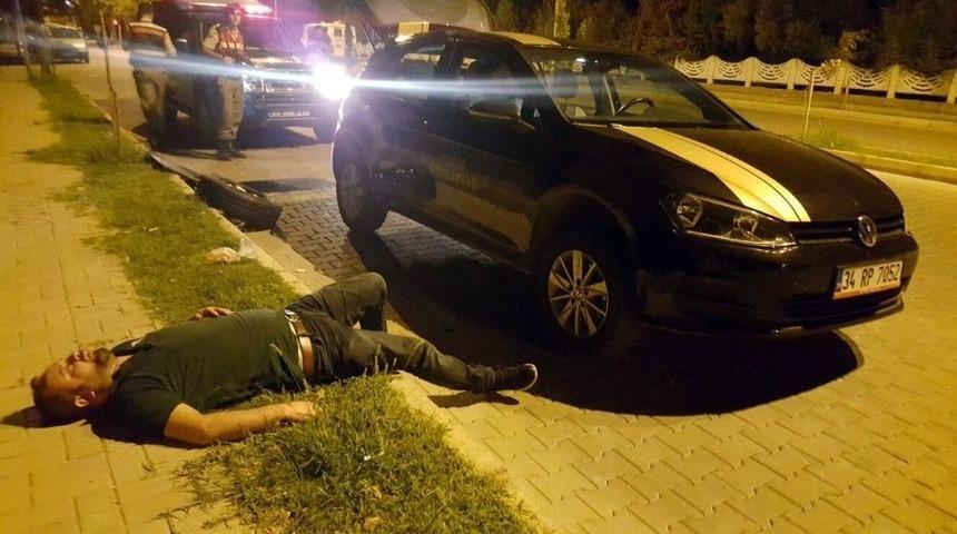 Alkoll&uuml; Kişiler Patlayan Lastiği Değiştirirken Yolda Sızıp Kaldı