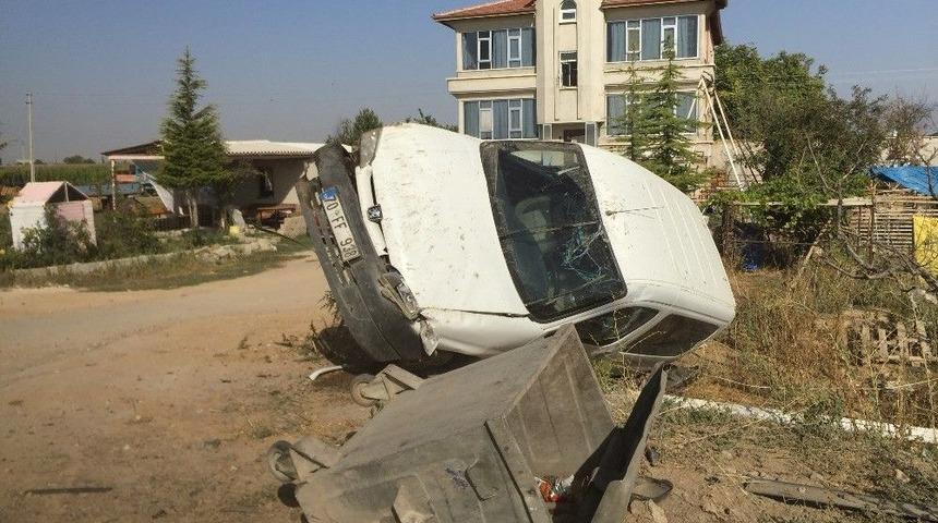 &Ccedil;&ouml;p Bidonuna &Ccedil;arpan Hafif Ticari Ara&ccedil; Evin Bah&ccedil;esine Devrildi: 1 Yaralı