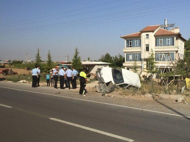 Çöp Bidonuna Çarpan Hafif Ticari Araç Evin Bahçesine Devrildi: 1 Yaralı