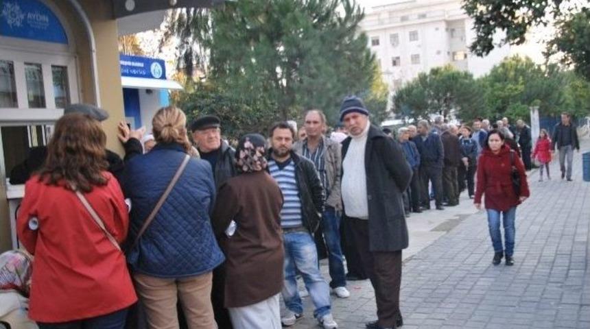 Aydın&rsquo;da Vatandaş Halk Ekmeğe Akın Edince Kuyruklar Uzadı