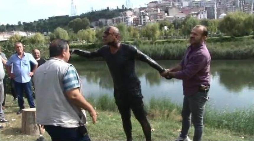 Polisten Ka&ccedil;arken Dereye Atladı