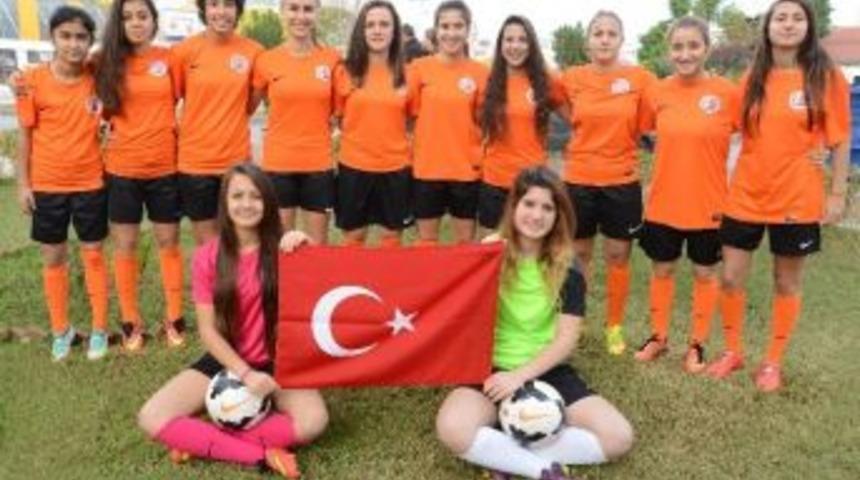 Kadronun Yarısı Ay-yıldızlı Formayı Giyiyor