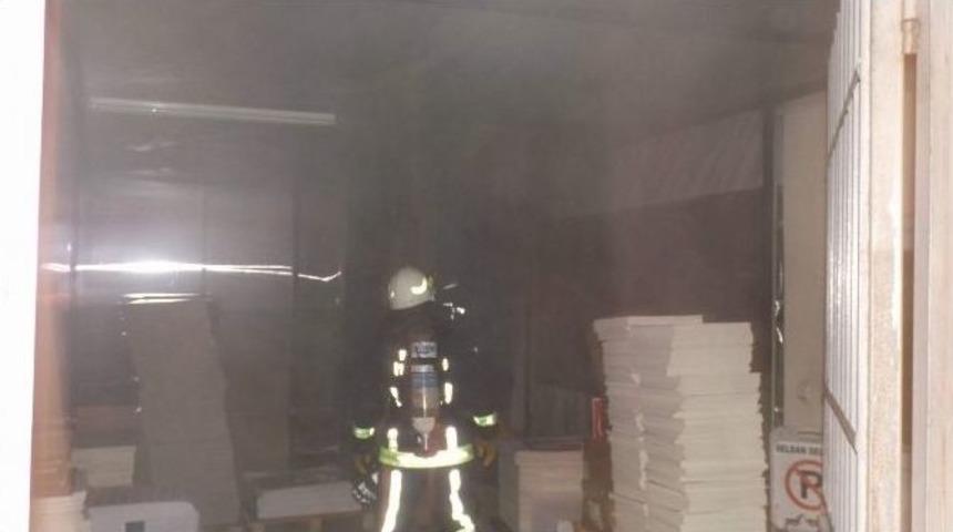 Bursa&rsquo;da İş Yerinin &Ccedil;atısında &Ccedil;ıkan Yangın Korkuttu