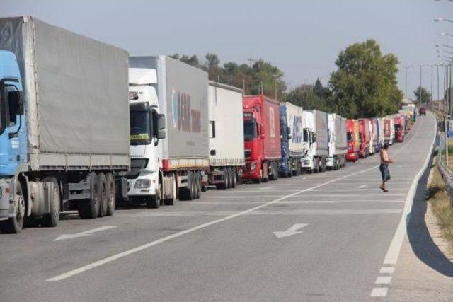 Kapıkule'de 18 Kilometre Tır Kuyruğu