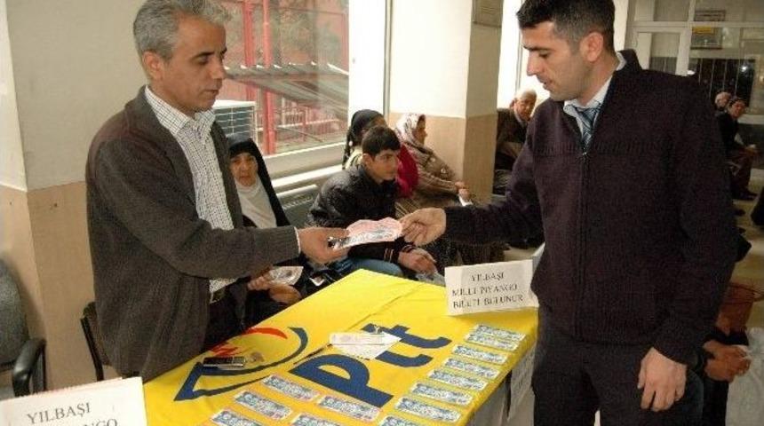 Ptt G&ouml;revlileri De Yılbaşı Bileti Satıyor