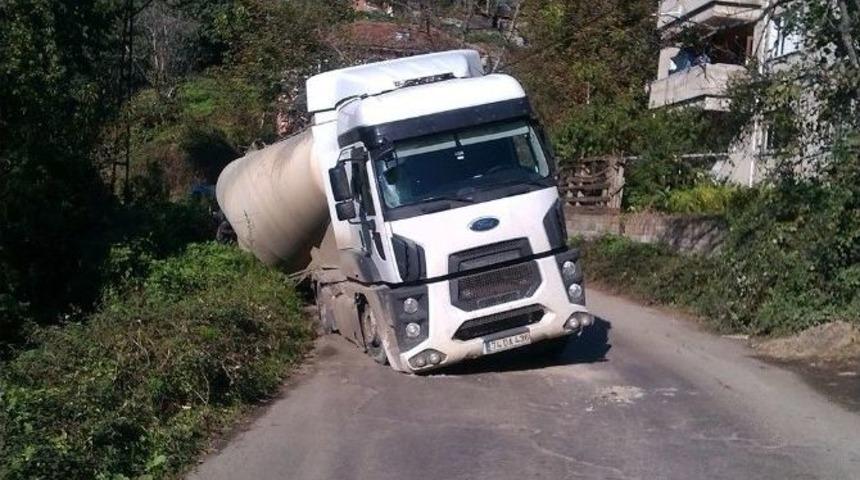 &Ccedil;imento Y&uuml;kl&uuml; Tır Yan Yattı