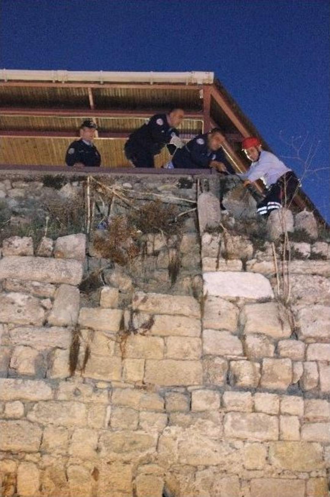 Kedinin Yerinden Oynattığı Tarihi Taş İ&ccedil;in İtfaiye Seferber Oldu