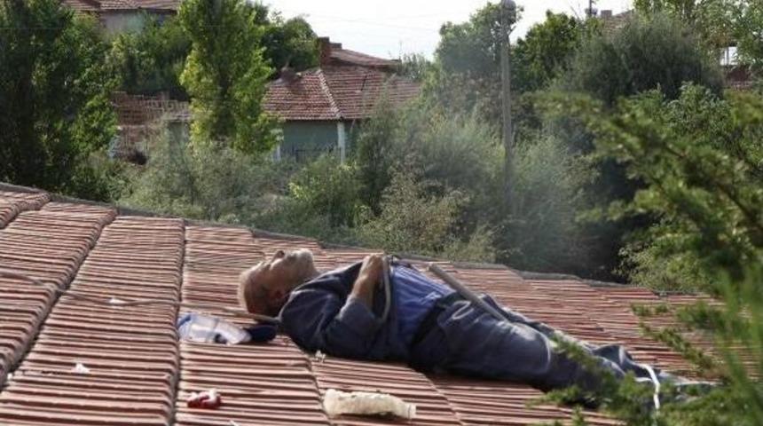 &Ccedil;atıdaki Elektrik Arızasını Gidermek Isterken Canından Oldu