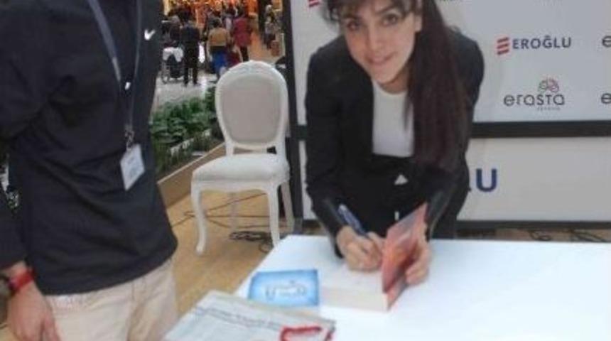 Azra Kohen Fethiye&rsquo;de Kitaplarını İmzaladı