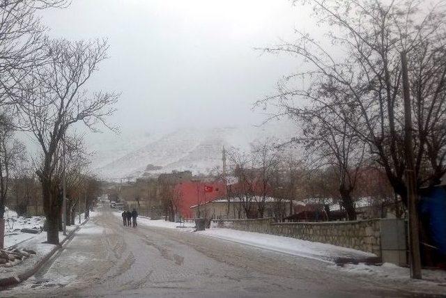 Gercüş’e Yılın İlk Karı Yağdı