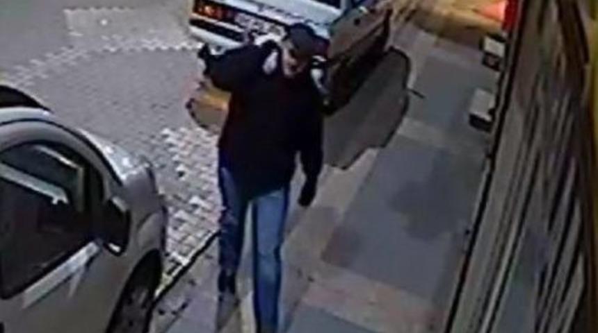 2 Dakikada 40 Bin Tl&rsquo;lik Cep Telefonu &Ccedil;aldı